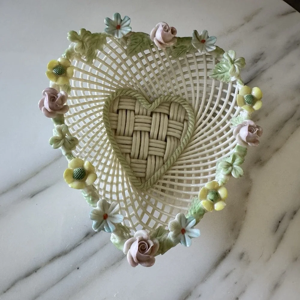 BELLEEK ROSE OF TRALEE WOVEN PORCELAIN HEART BASKET